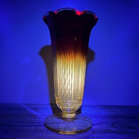 Indiana Glass Footed Vase Honeycomb 1968 Amberina Cadmium glass glows! - Picture 2 of 9